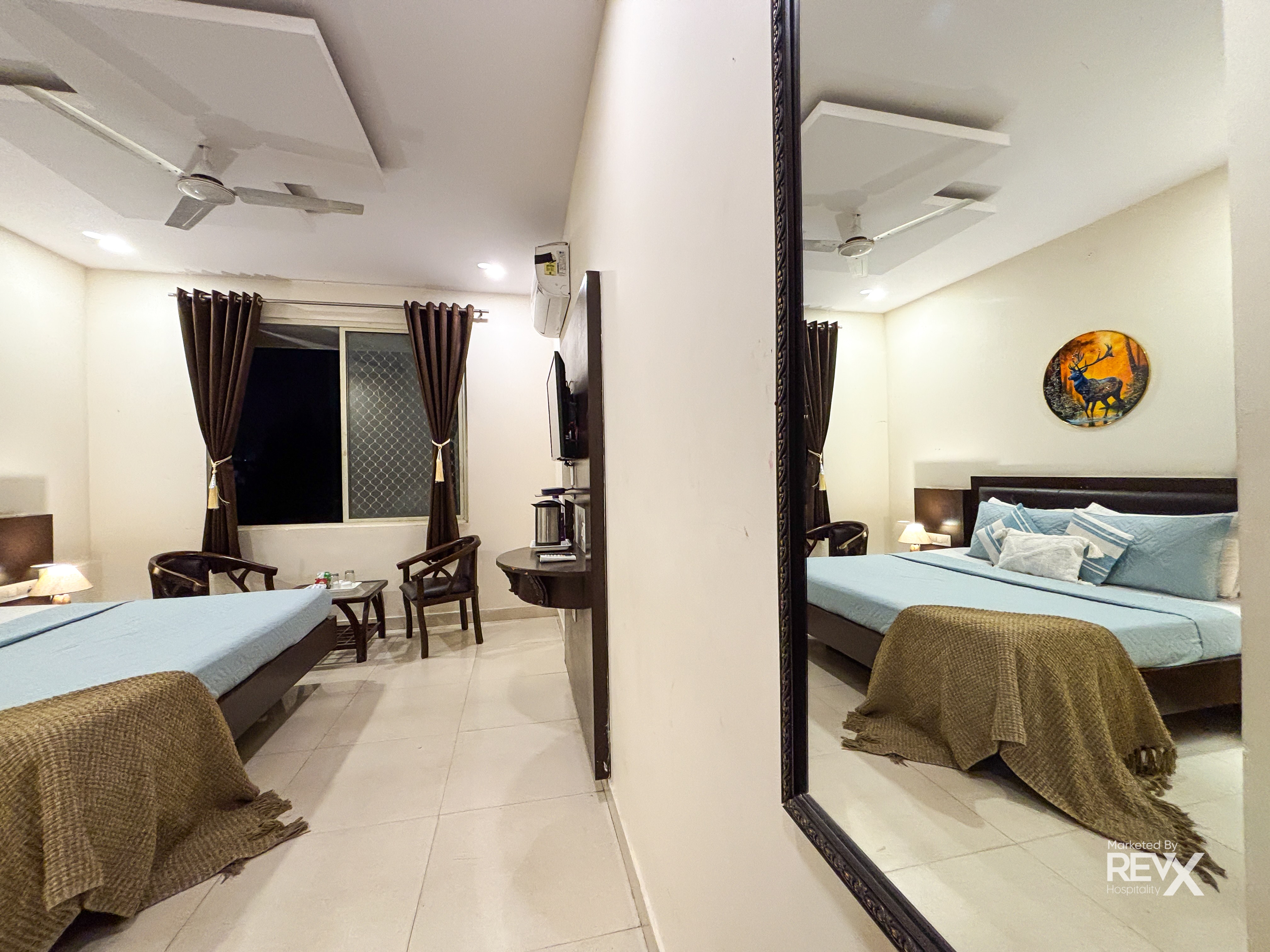 Hotel City Heritage (300mtr from Ganga Ghat) - Tap to explore photos