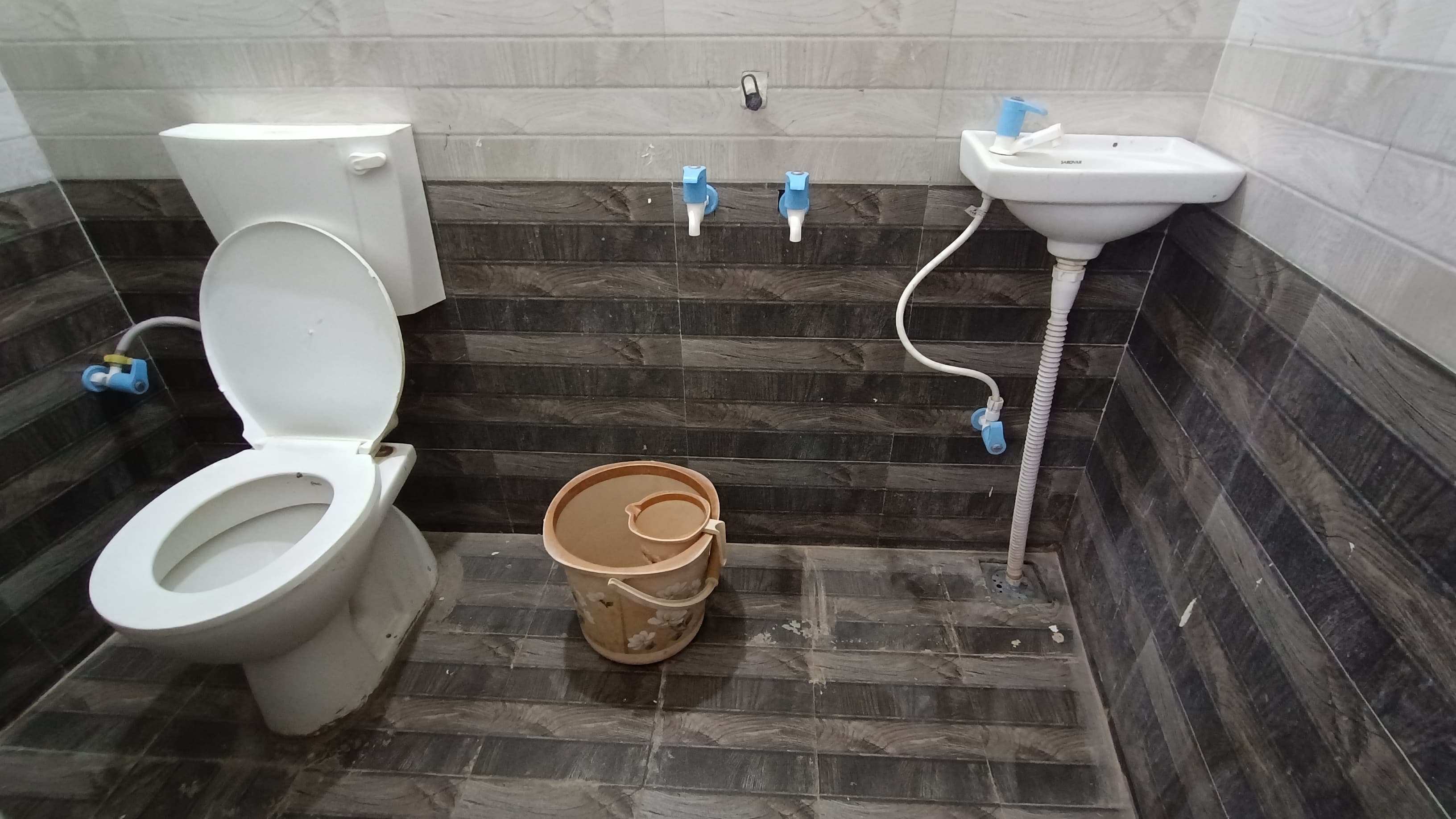 Shivlok guest house - Tap to explore photos
