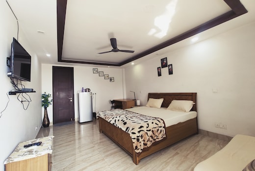 Rooftop Apartment Modern Room with Bathtub