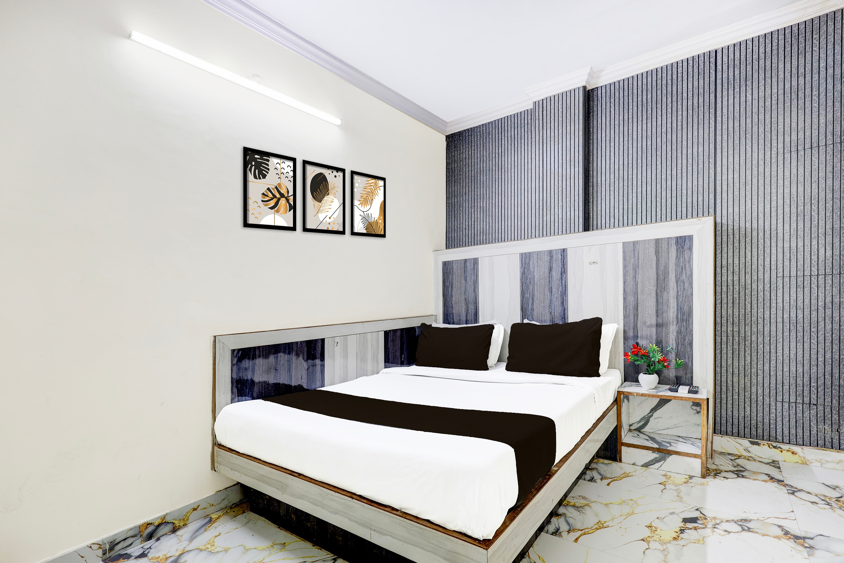 Super Hotel O Paharganj Chuna Mandi near Railway Station - Tap to explore photos