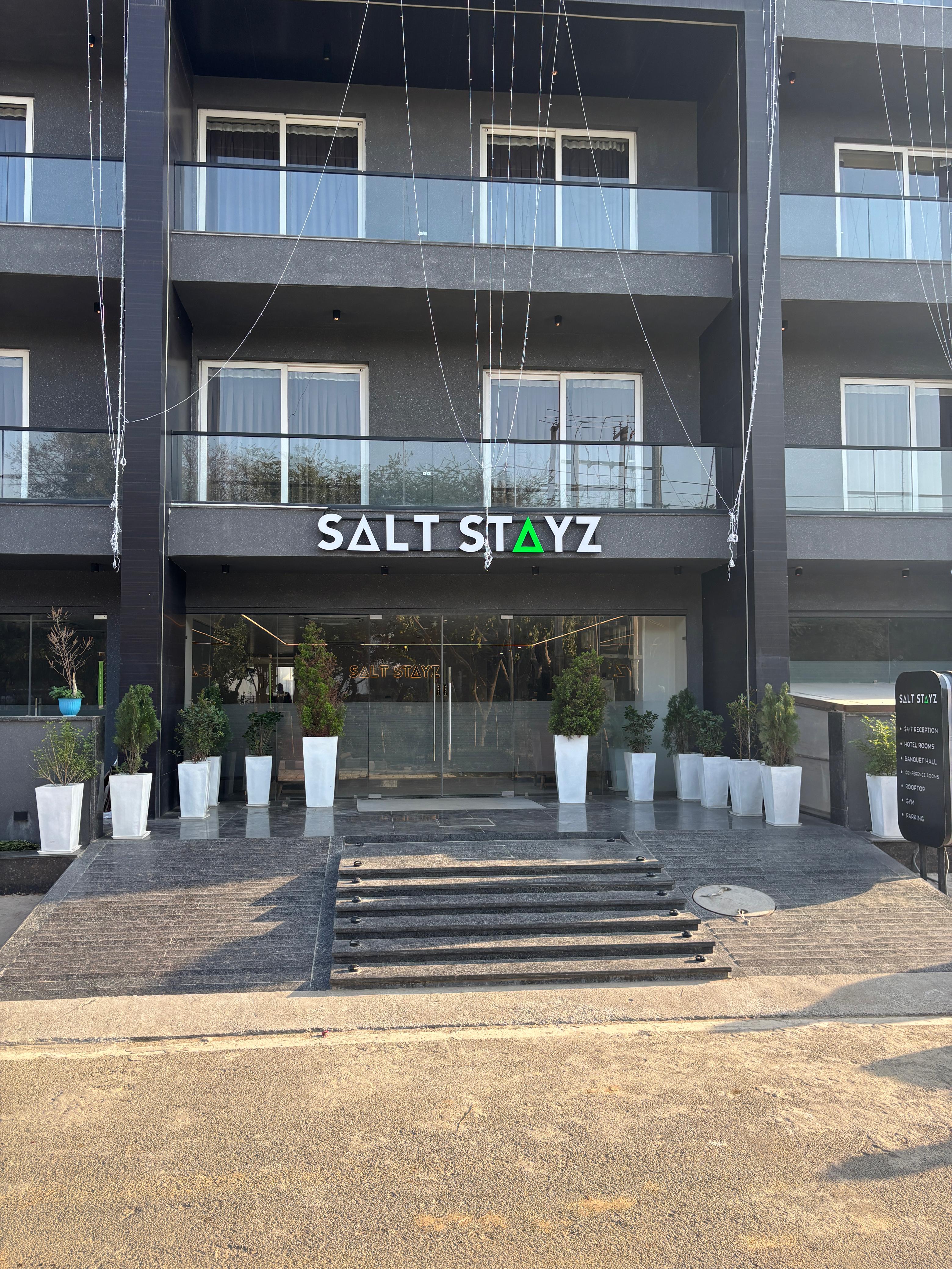Saltstayz Premier New Delhi Railway Station - Tap to explore photos