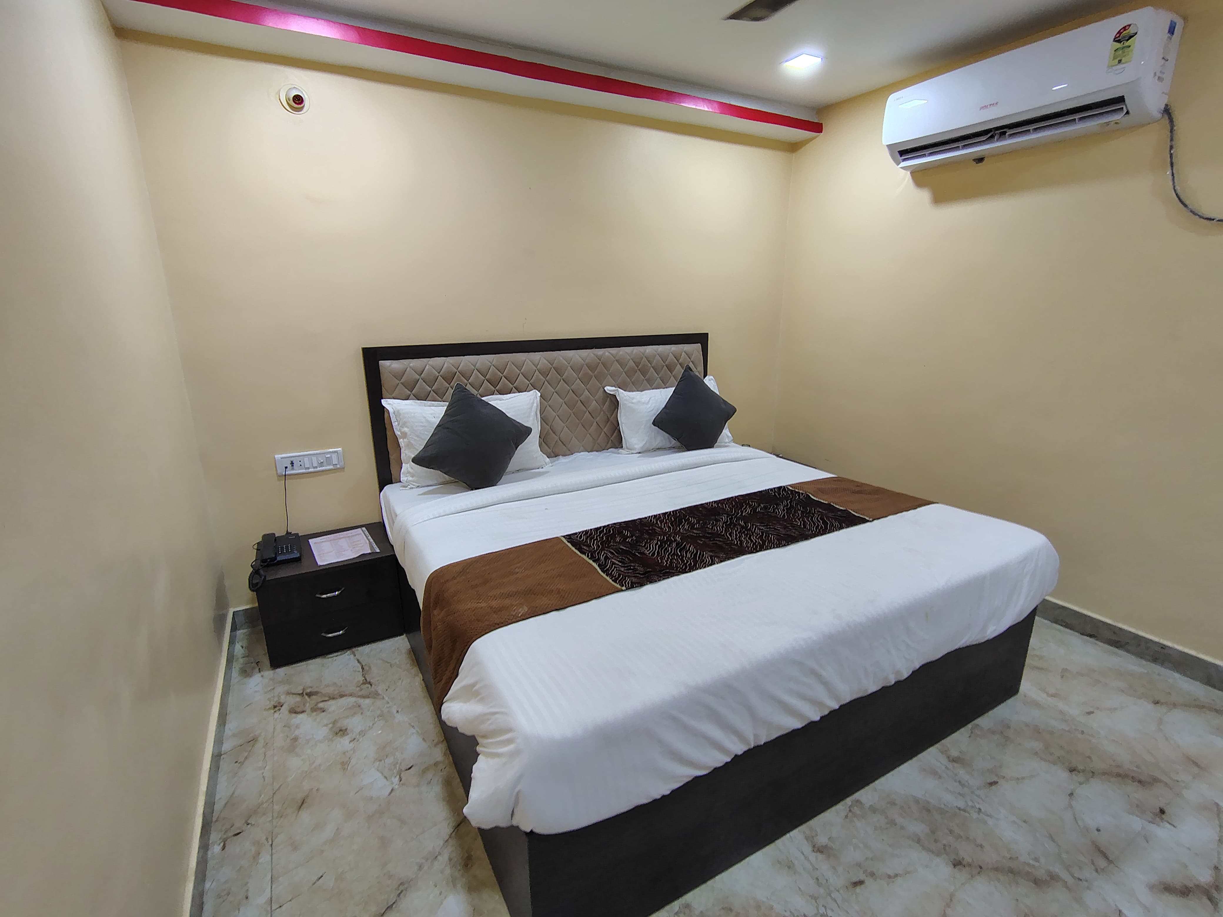 Hotel Shree Ganesh - Tap to explore photos