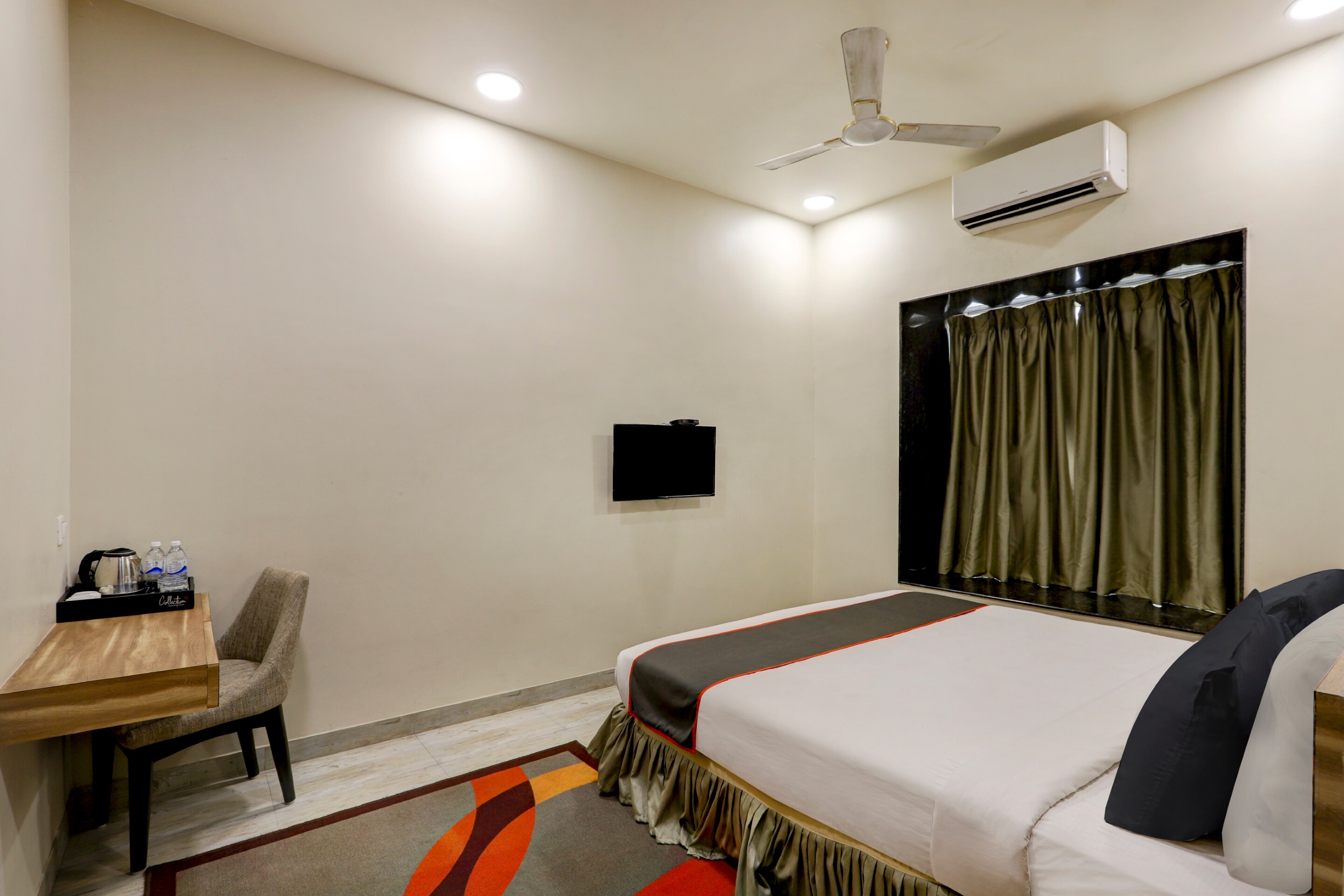 Super Townhouse OAK Shubhham Regency - Tap to explore photos