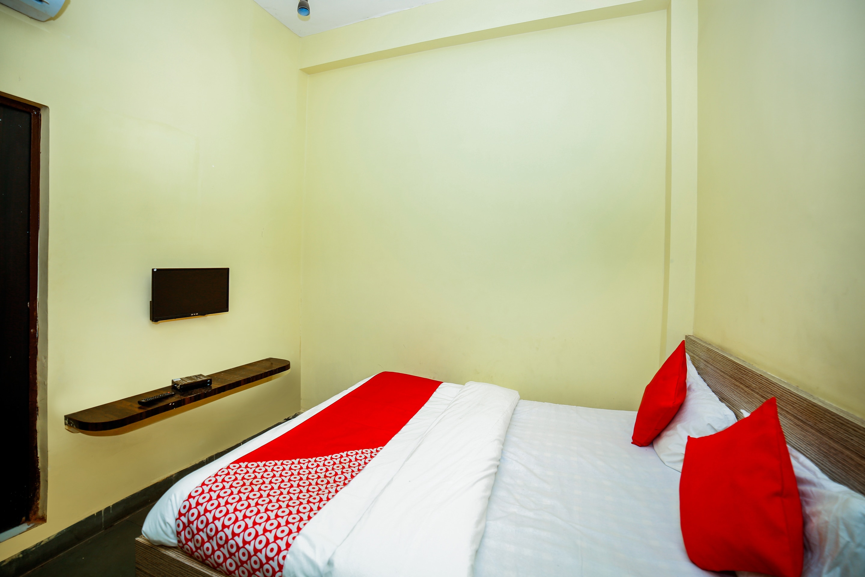 Hotel O Aashirwad Guest House - Tap to explore photos