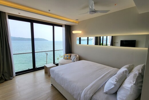 6ix Seashore Hotel