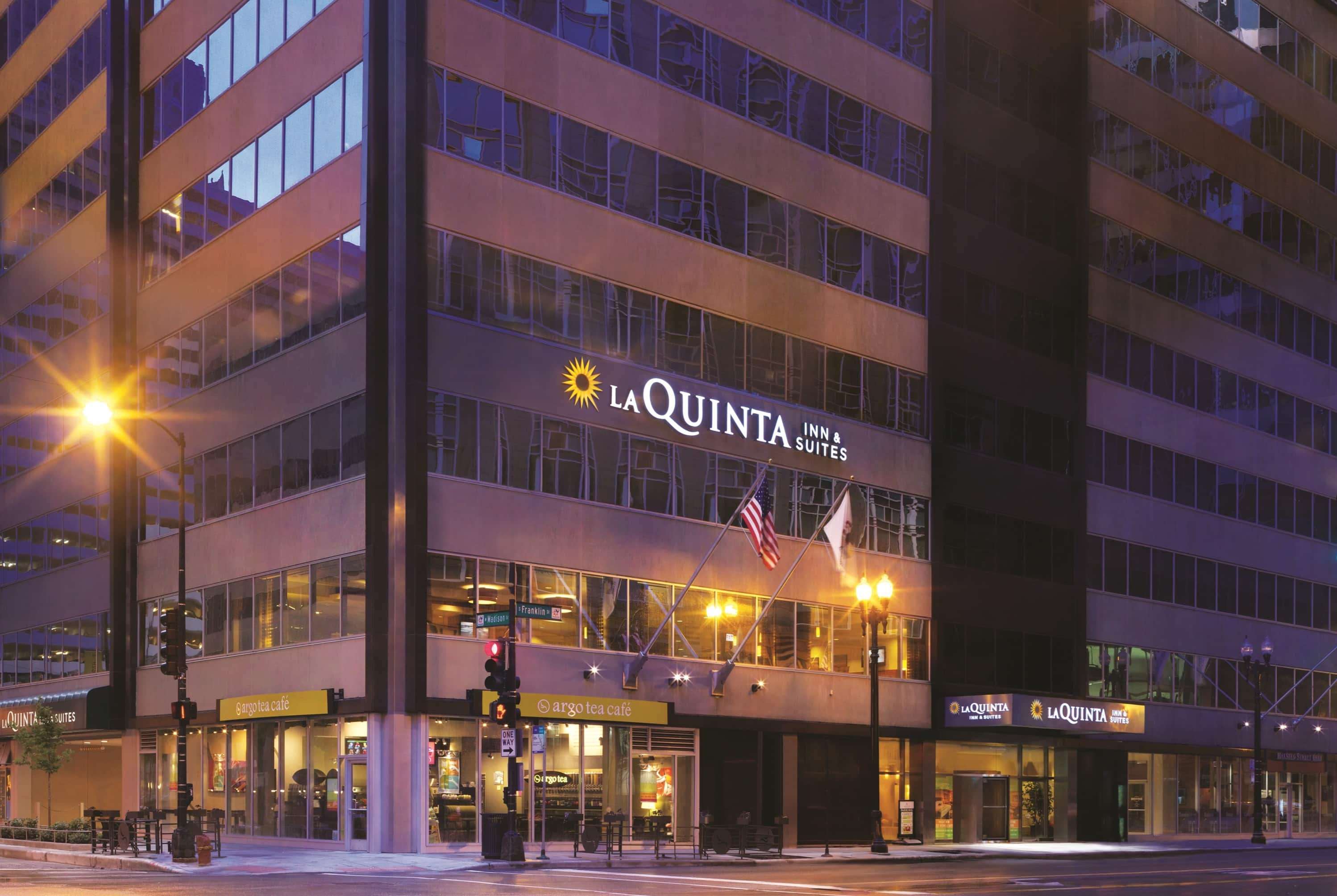 La Quinta Inn & Suites by Wyndham Chicago Downtown - Tap to explore photos