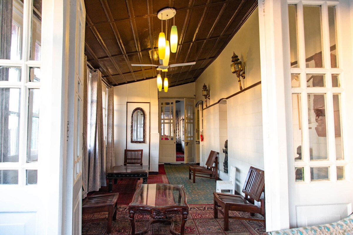 Arvelia Colonial George Everest Luxe By Da Alohas - Tap to explore photos