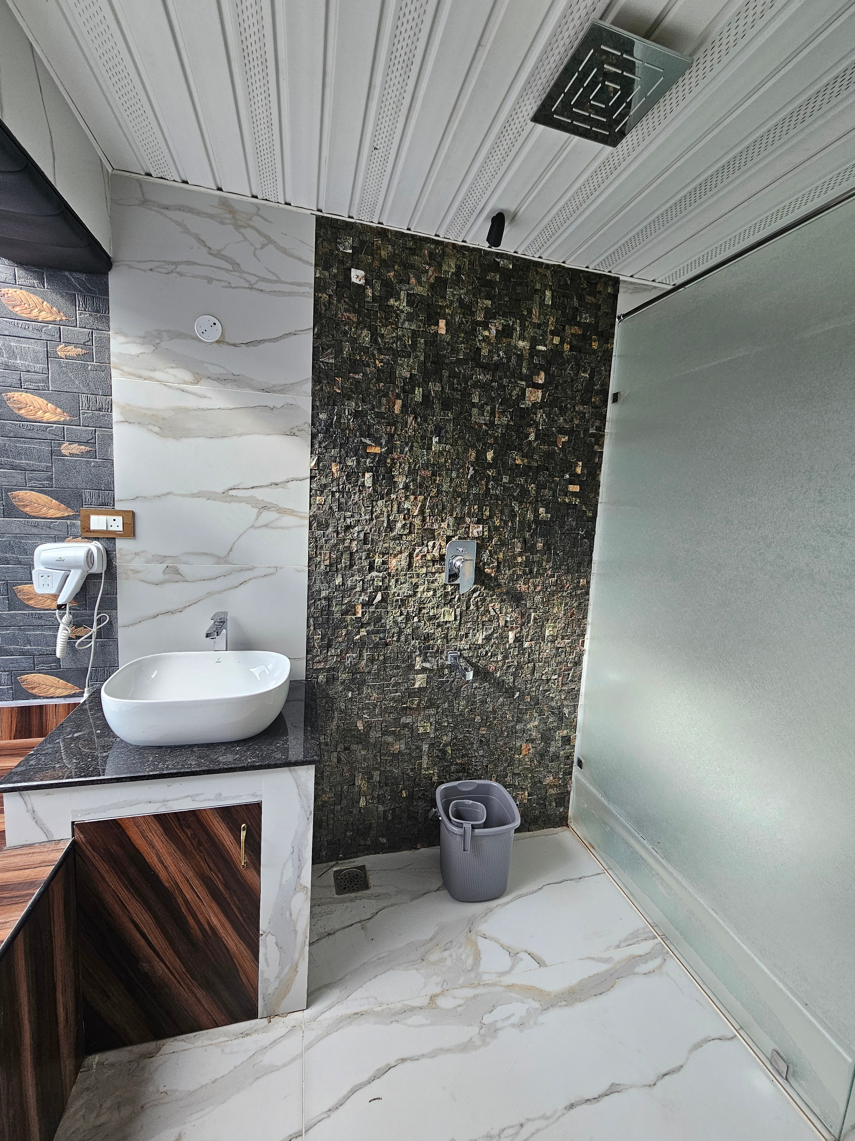 the highline luxurious stay - Tap to explore photos