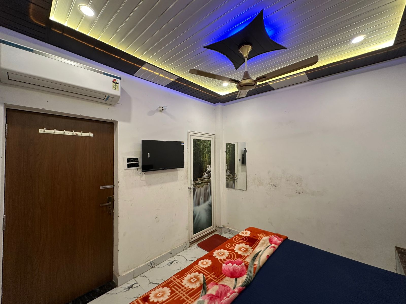 RAJAT PALACE PAYING GUEST HOUSE - Tap to explore photos
