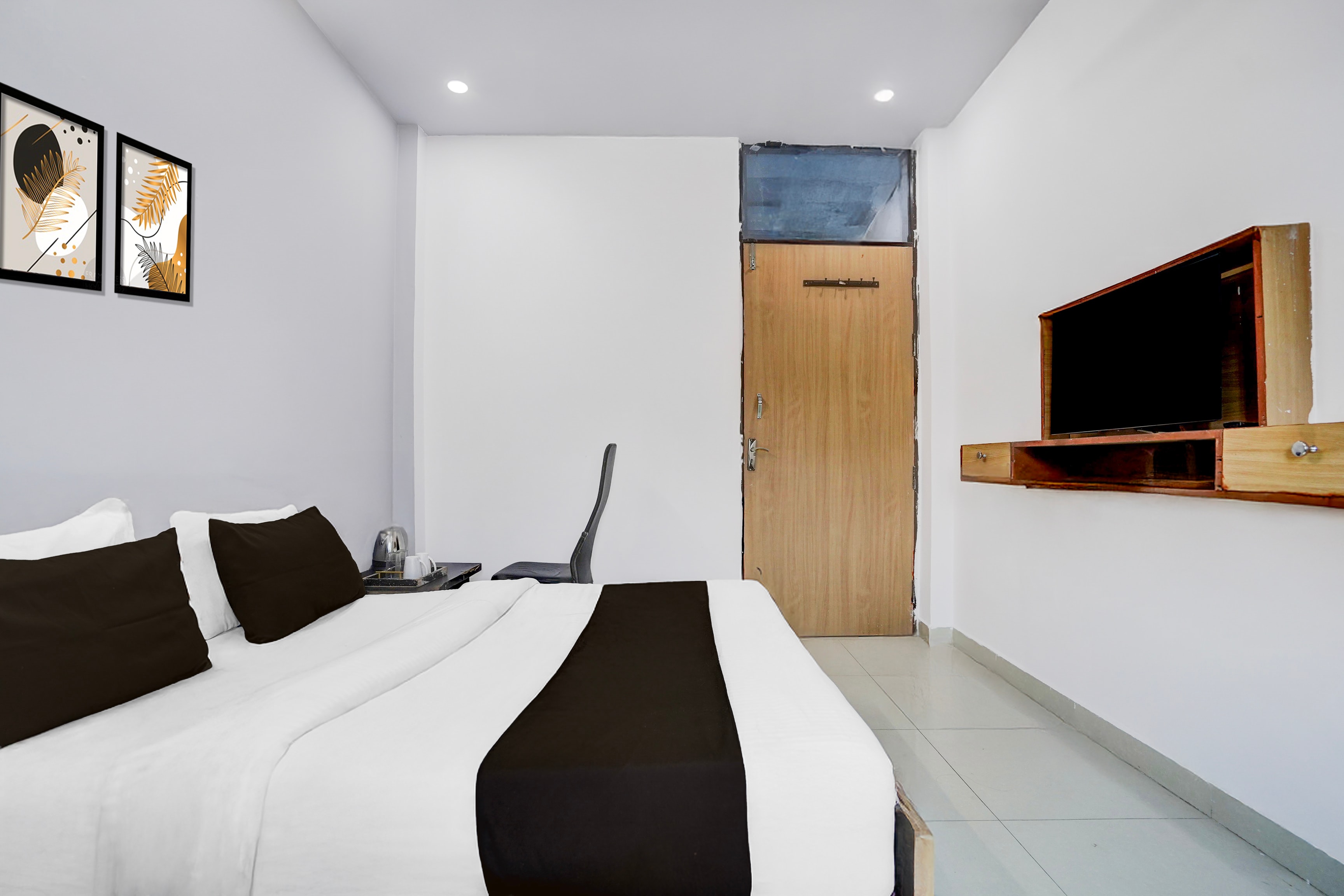 Super Hotel O Gomti Nagar Near Amity Formerly Hotel Green Apple - Tap to explore photos