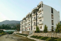 RAMA BLUE RESORT AND RESTAURANT, Naukuchiatal