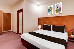 Super Townhouse Oak Ramdaspeth Downtown, Hingana