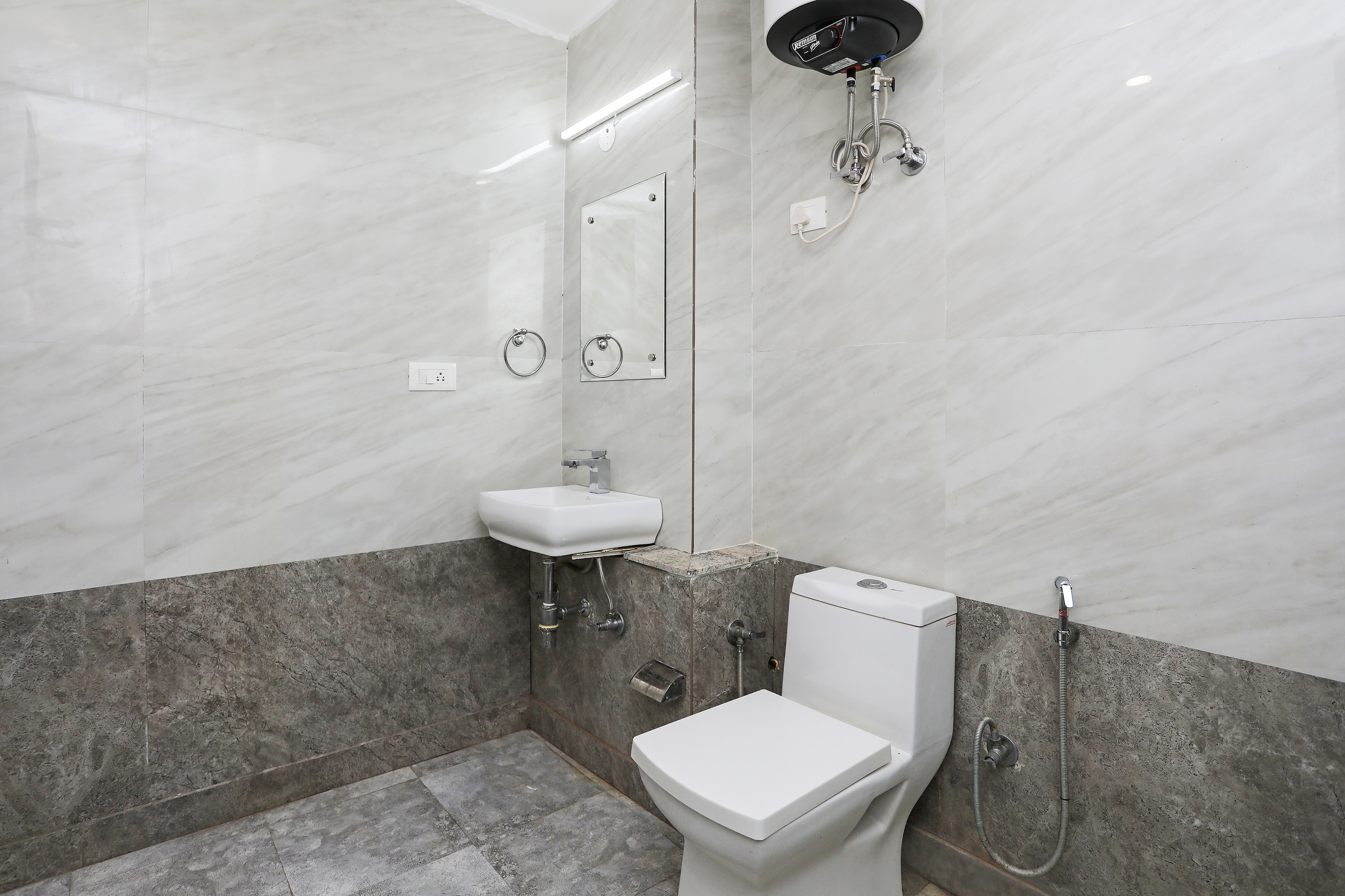 Collection O Residency Near Dwarka Sector 21 Metro Station - Tap to explore photos