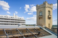 Designer 2BR | Gym, Parking, Ulster