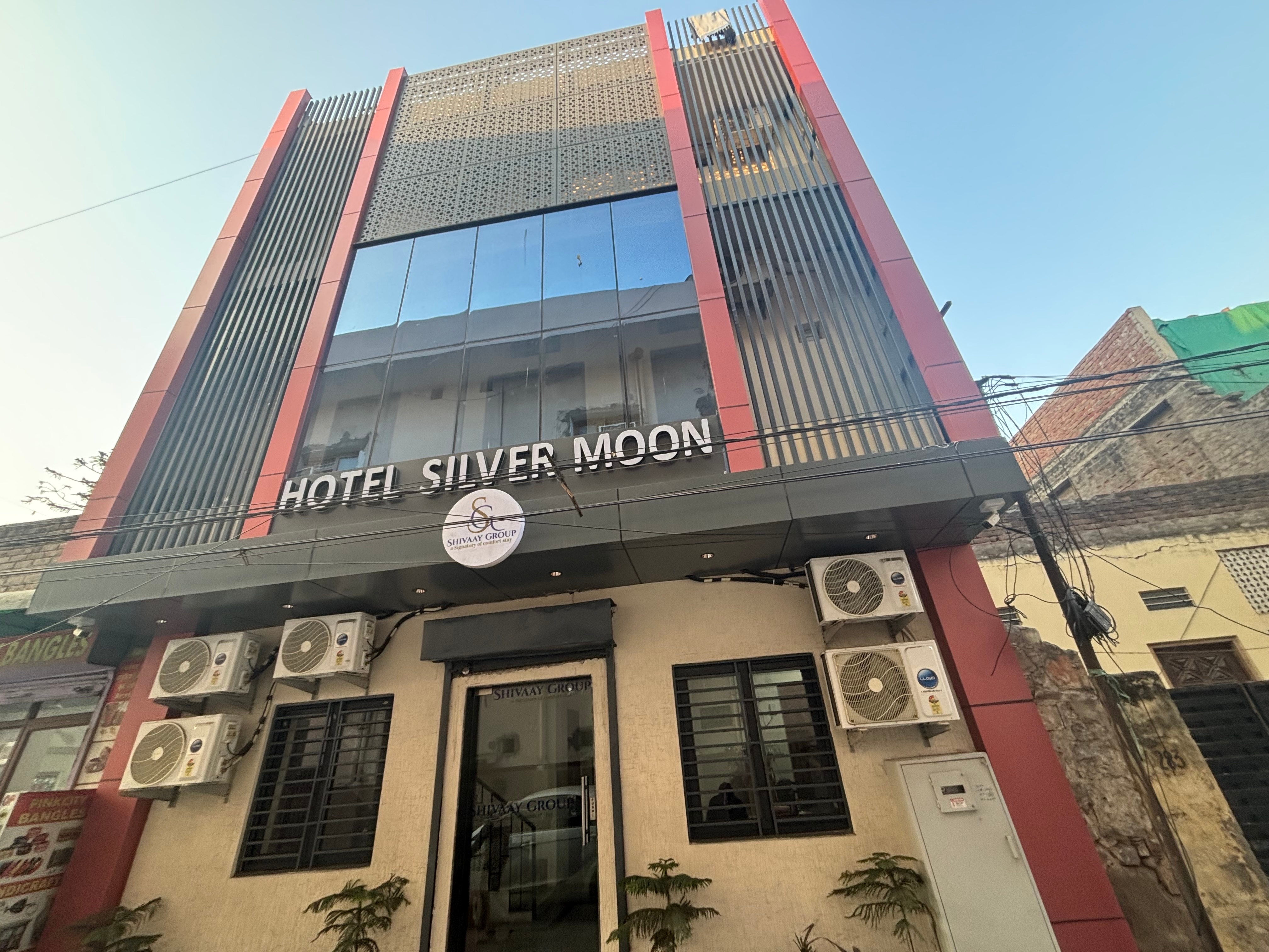Hotel Silver Moon - Tap to explore photos