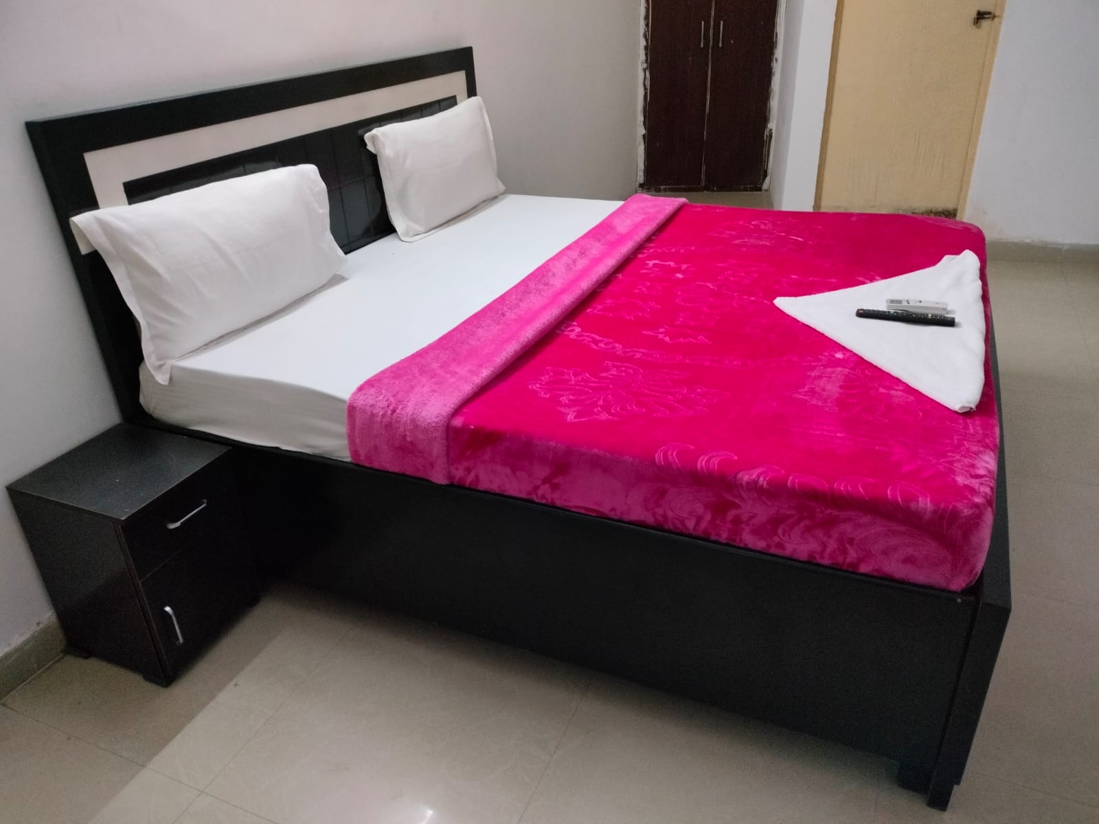 Hotel Khanpur Inn - Tap to explore photos