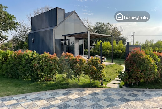 Bankroft 2 | Peaceful Retreat with Jacuzzi | Hyderabad Stay by Homeyhuts