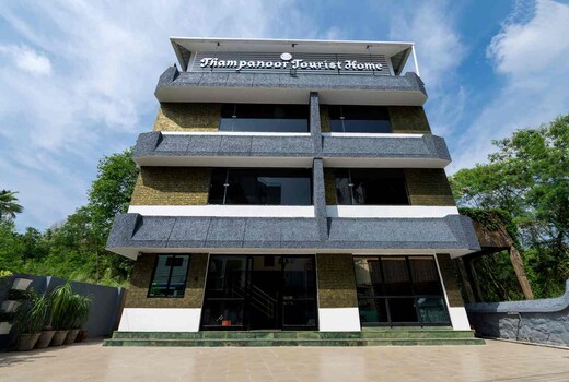 Thampanoor T H