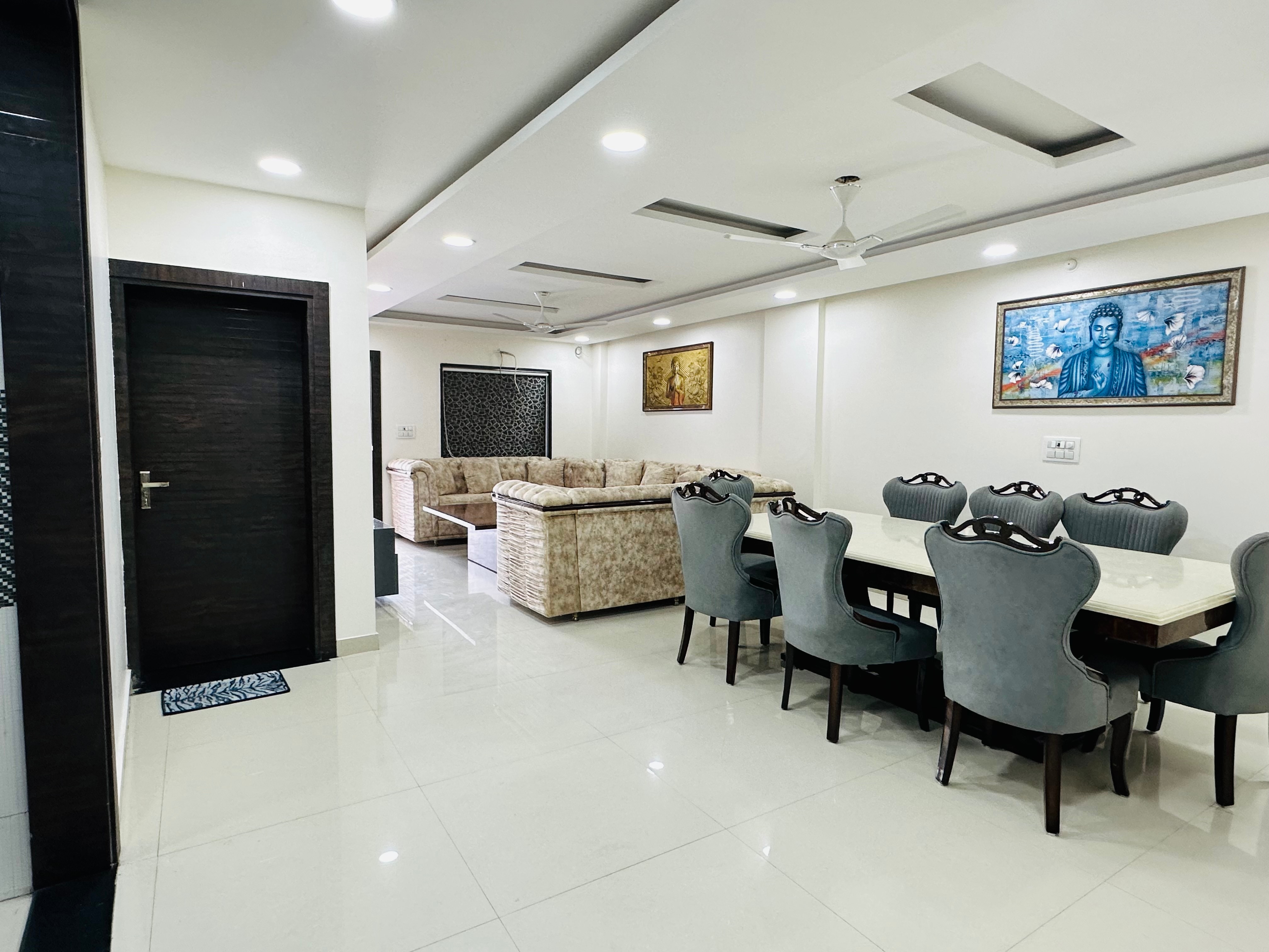 Spacious 5 BR penthouse with a view of ganga - Tap to explore photos