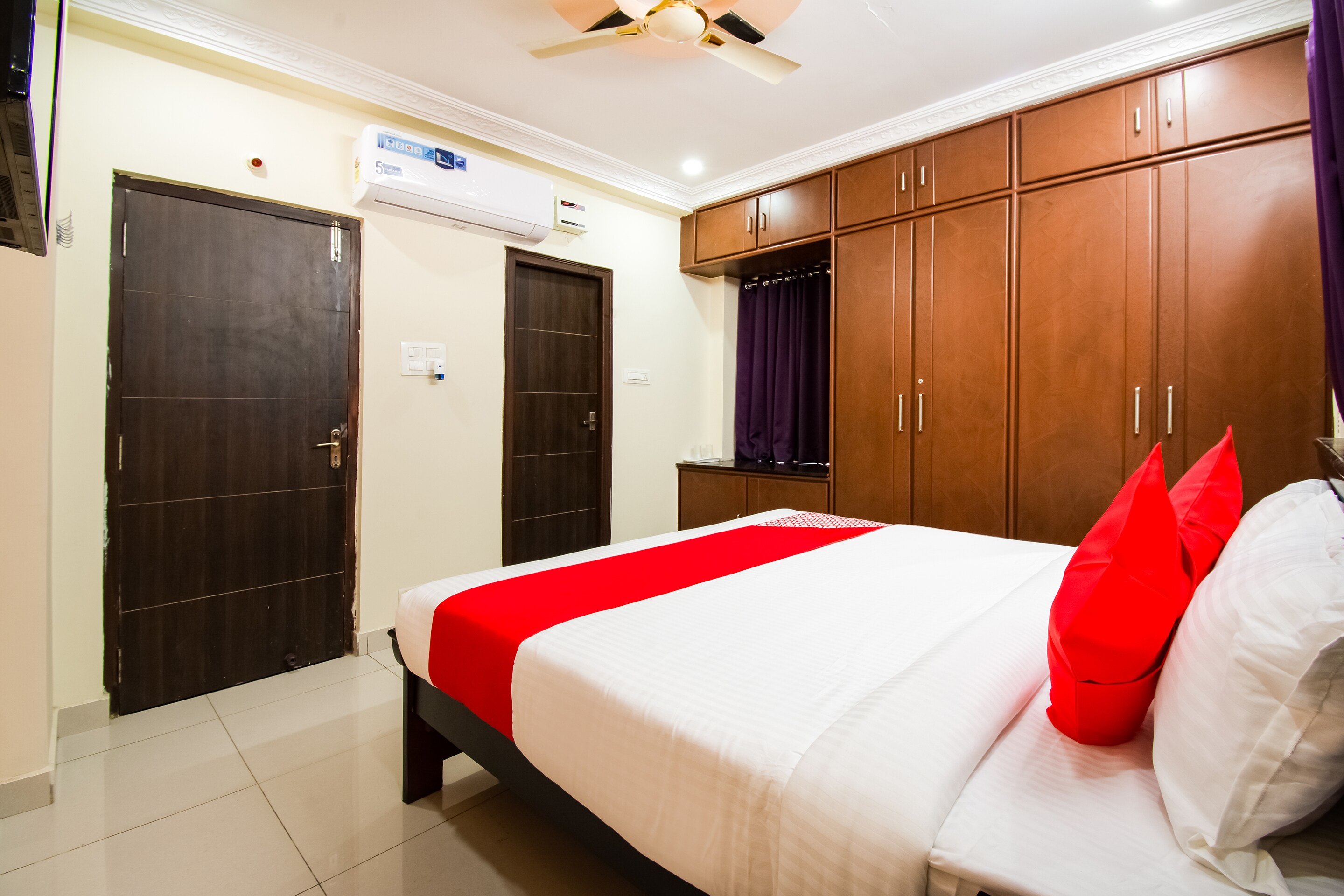 OYO Flagship 811400 Apple Guest Rooms - Tap to explore photos