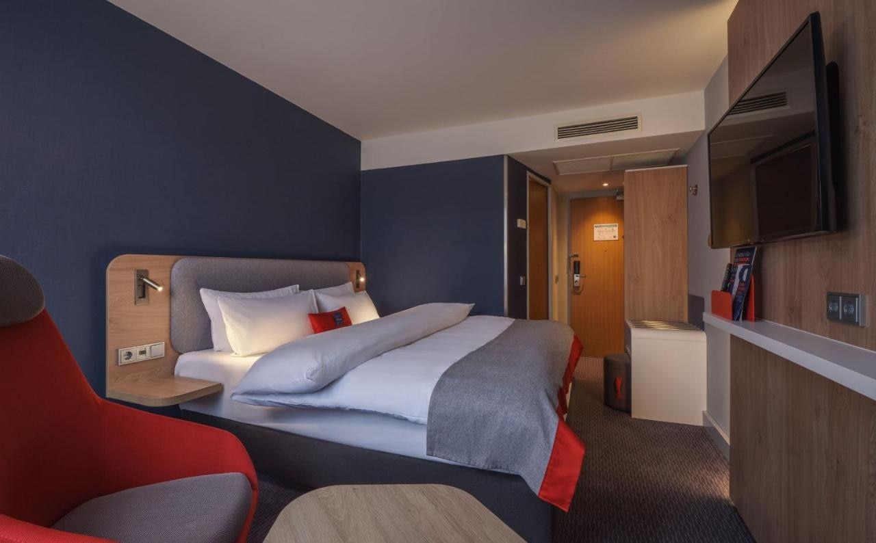 Holiday Inn Express Frankfurt Messe - Tap to explore photos