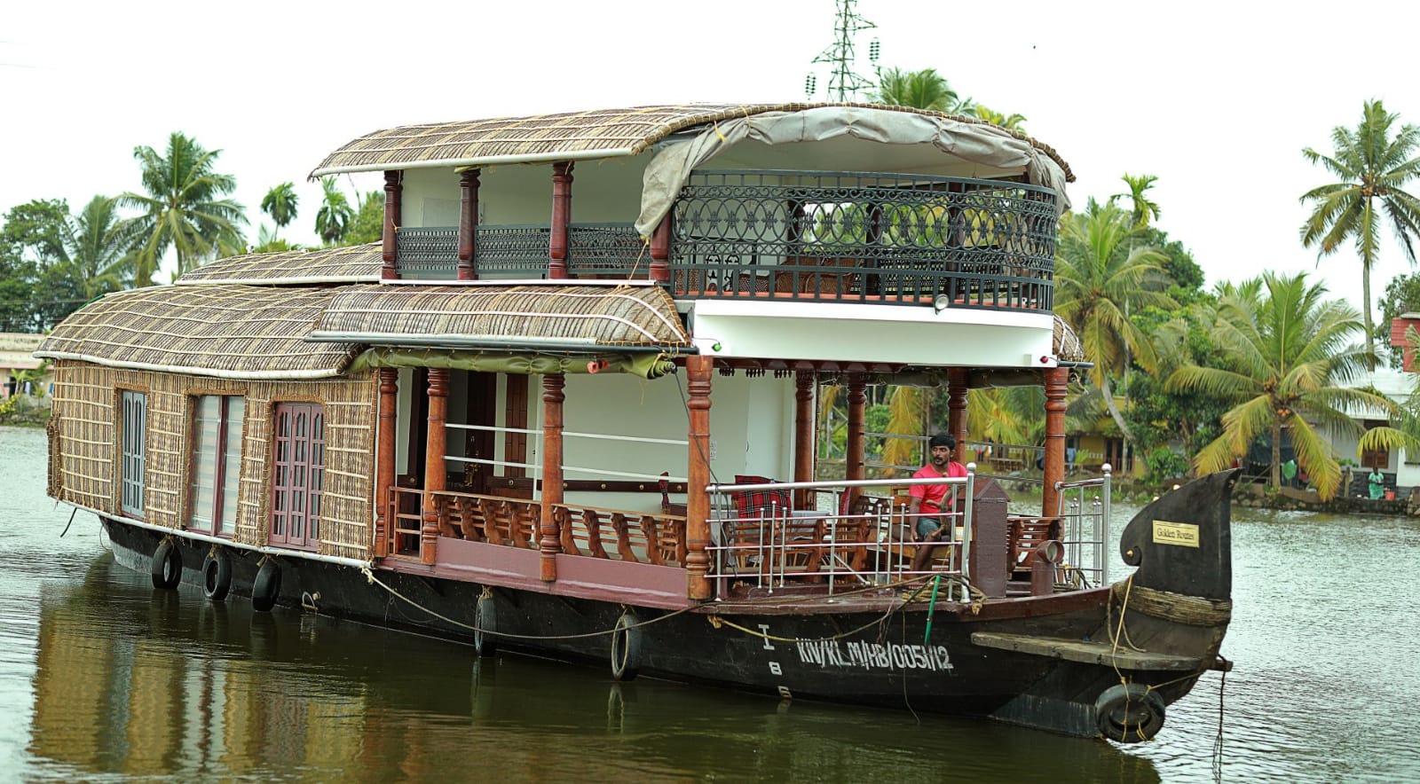 UTH HOME AT LAKE HOUSEBOAT - Tap to explore photos