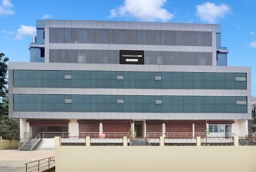 Super Townhouse Oak Sarusajai Stadium