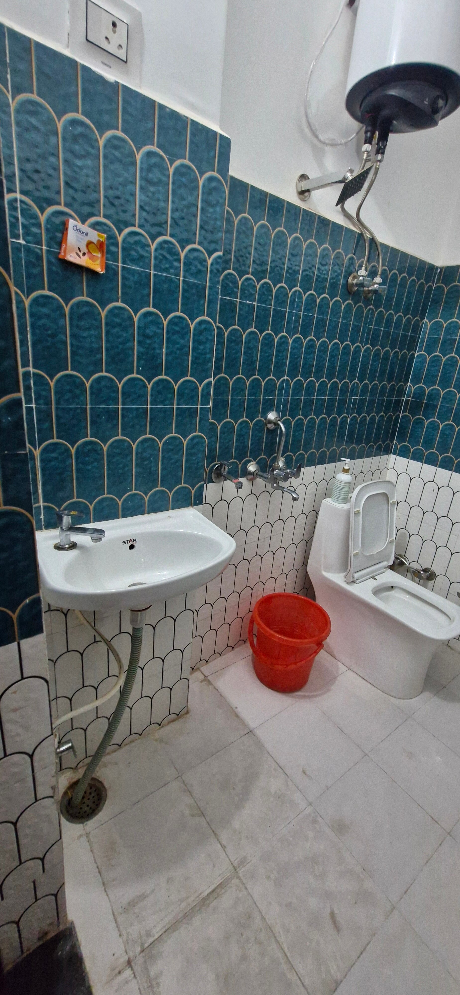 H K Paying Guest House - Tap to explore photos