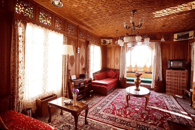 Houseboat Appolo Eight - Tap to explore photos