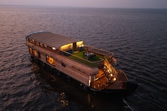 Swimming Pool Houseboat by Hills & Cruise, Alleppey