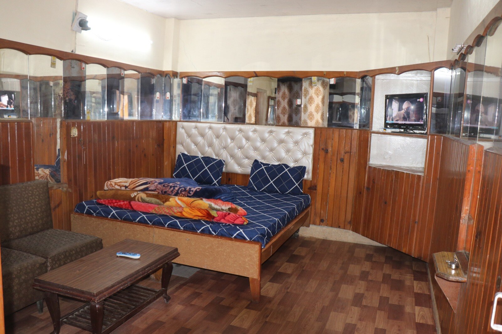 HOTEL UNIQUE BELOW THE NATIONAL FLAG RIDGE SHIMLA - Tap to explore photos