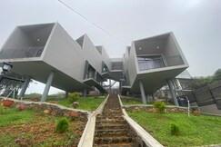 Rockloft Dazzling Vega, Vagamon