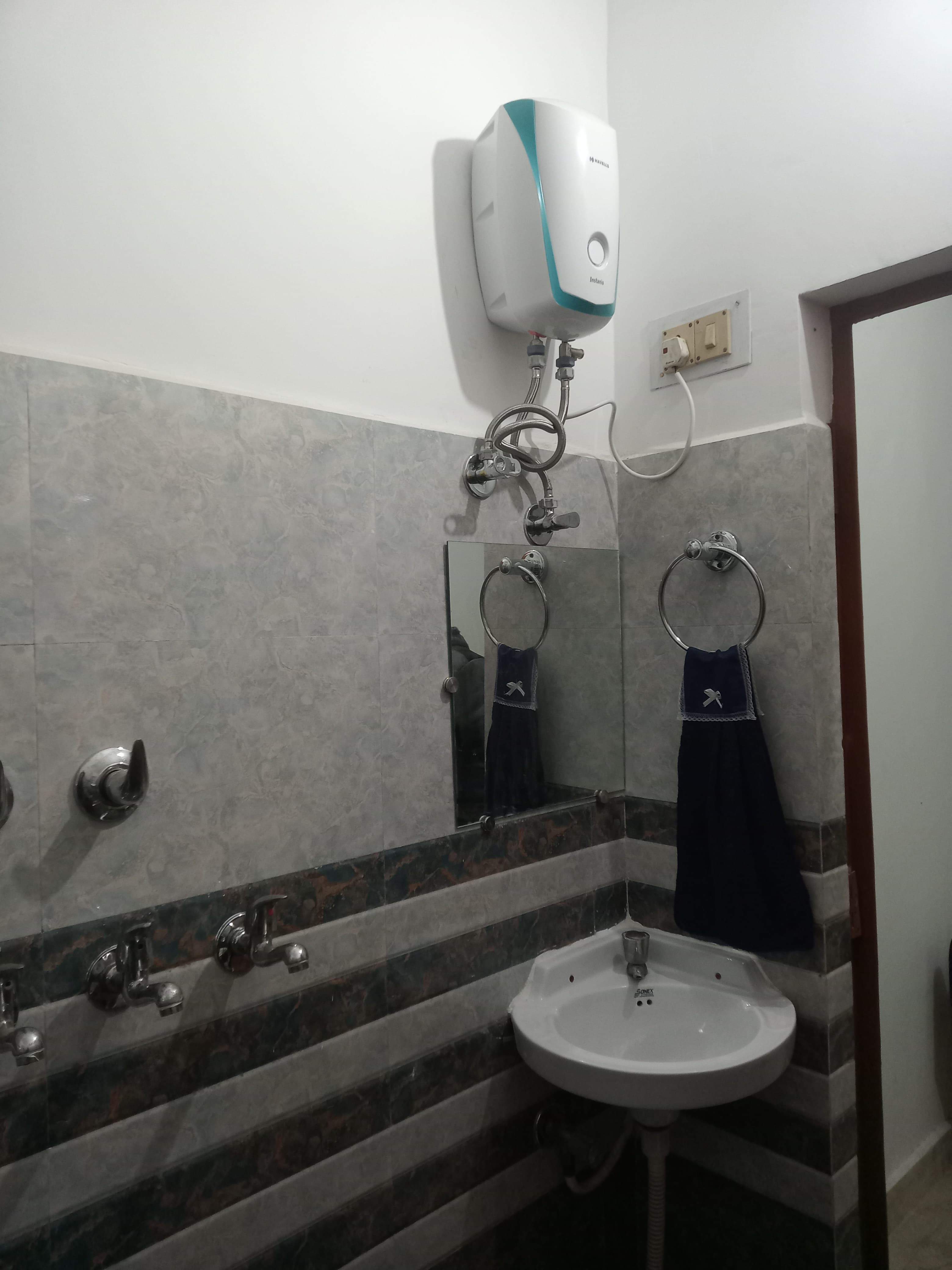 Jyoti Home stay - Tap to explore photos