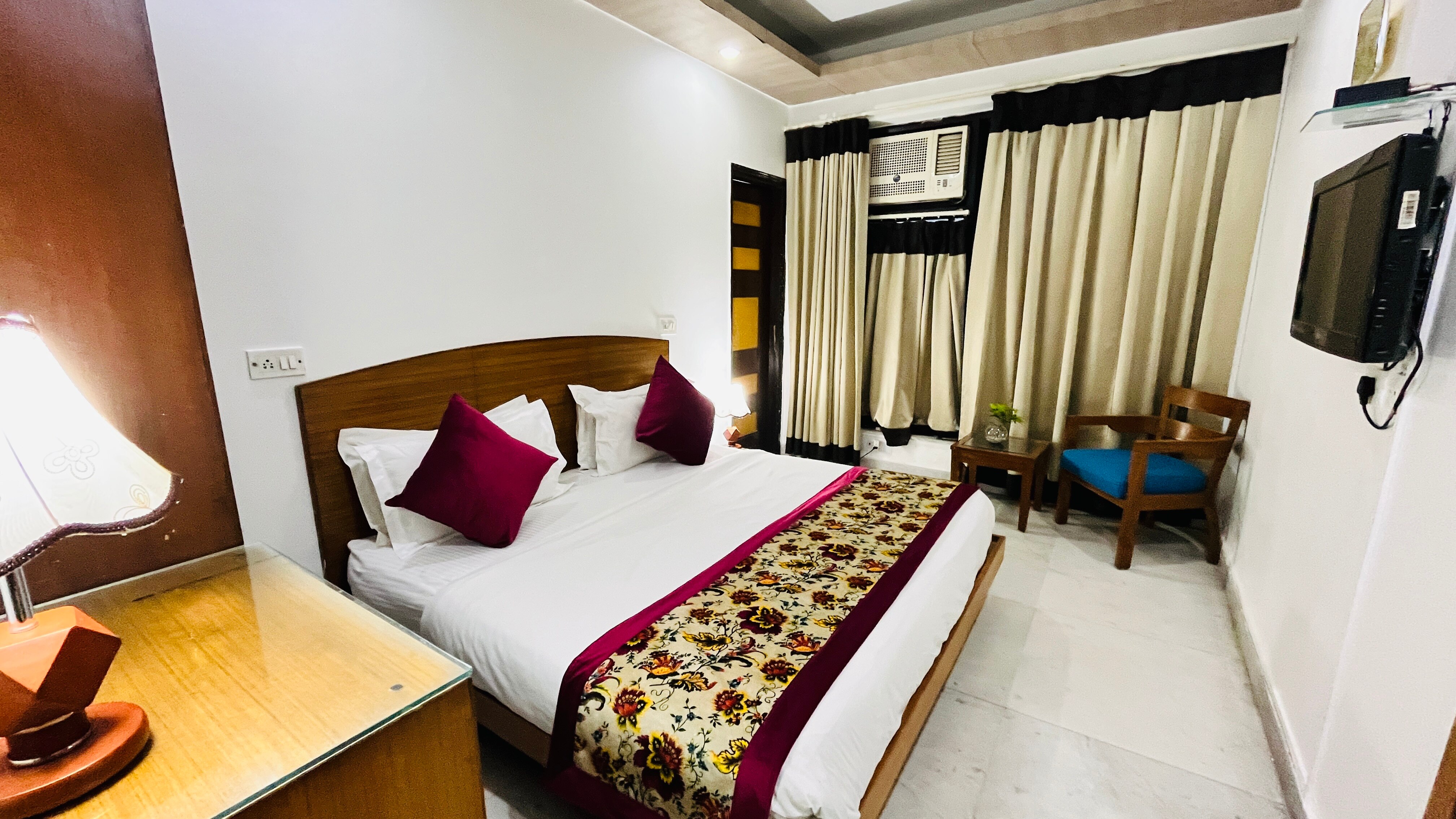 Hotel Anand Villa @ Google Signature Tower gurgaon - Tap to explore photos