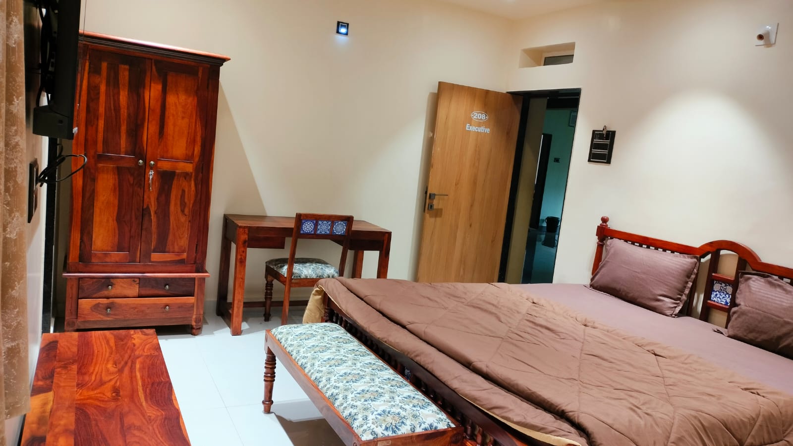 Hotel haveli in n vraj - Tap to explore photos