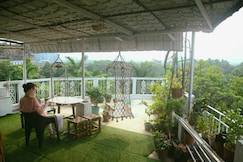 Rooftop cabin with city view in old Calcutta- Owls nest, Dankuni
