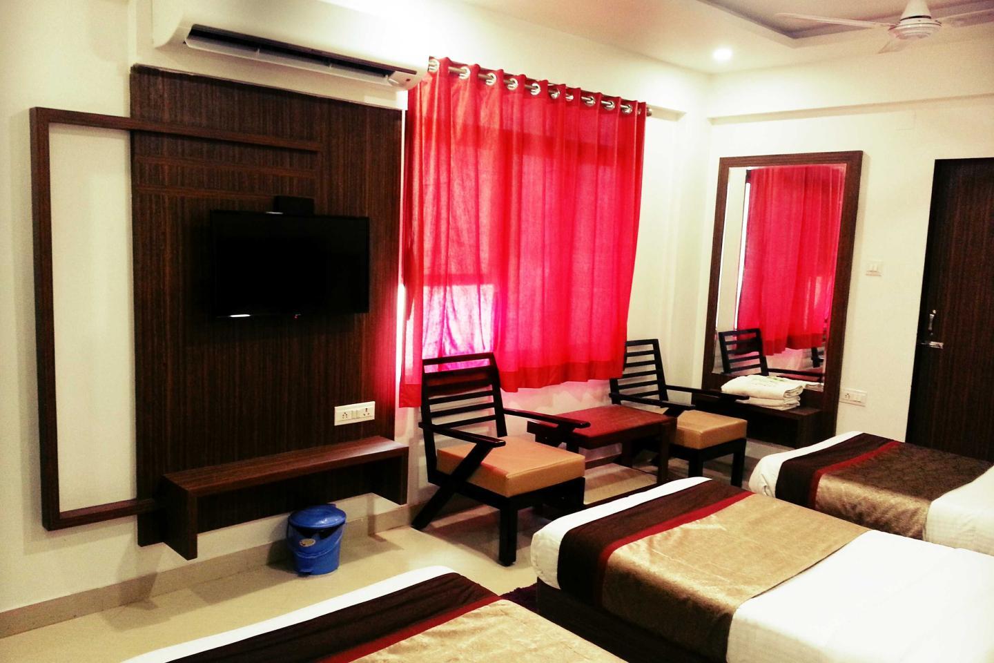 Hotel Gomti - Tap to explore photos