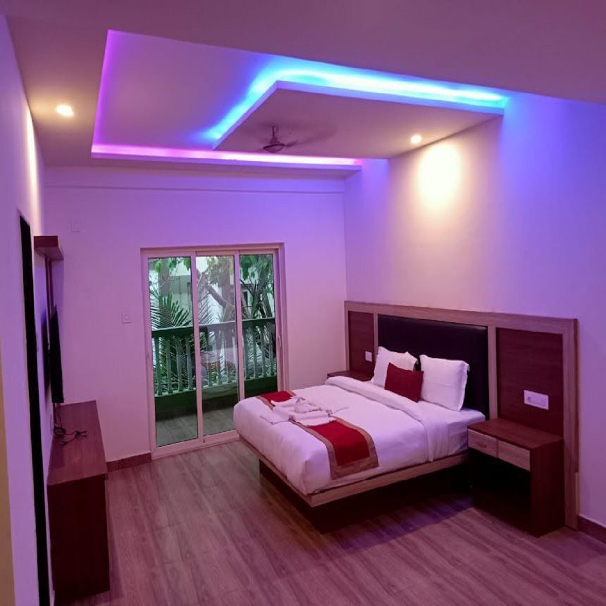 Goa Holiday Beach Resort in Calangute - Tap to explore photos