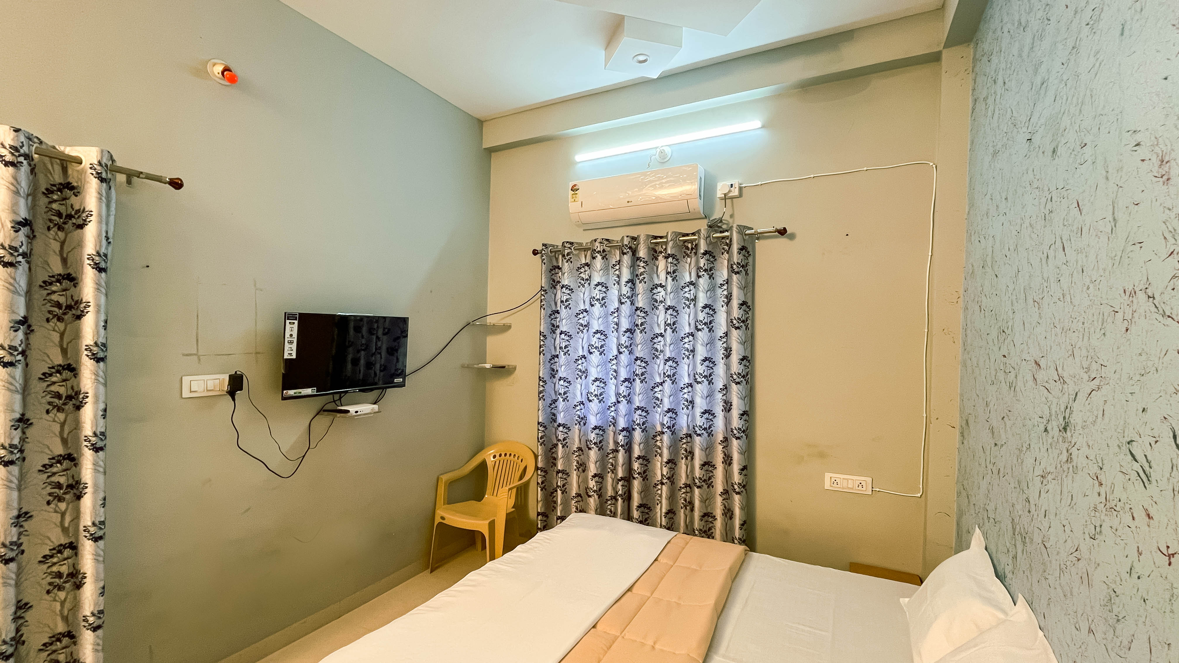 Ajar Homestay - Tap to explore photos