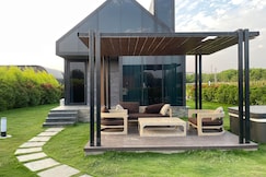 Bankroft 7 | Peaceful Retreat with Jacuzzi in Hyderabad by Homeyhuts, Chevella