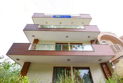 FabHotel Akashneem - MGF Metropolitan Mall