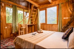Timber Cottage, Bastiat stays, Mihar, Gushaini