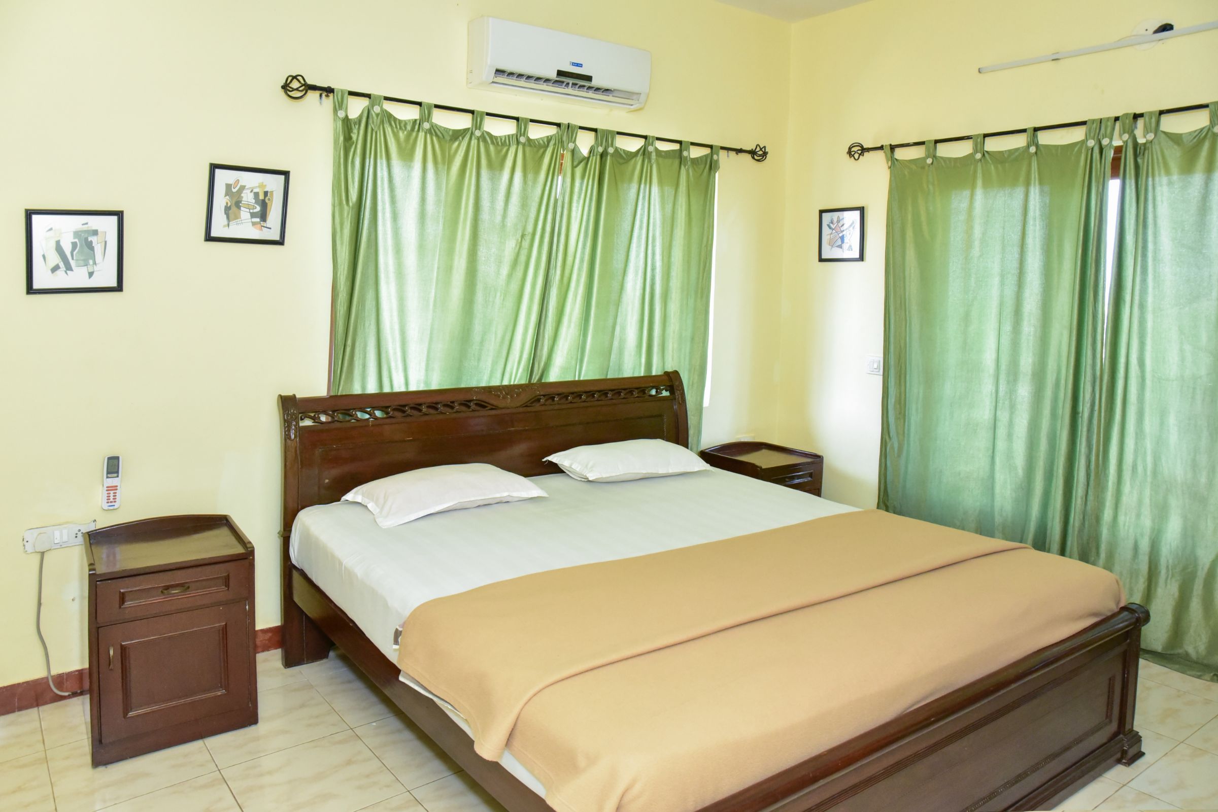 Dona Paula Apartment-4 BHK Apartment - Tap to explore photos