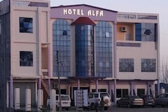 Hotel Alfa, Amb