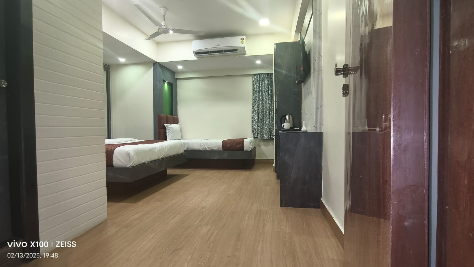 Hotel ABRAJ INN Luxurious Stay - Tap to explore photos