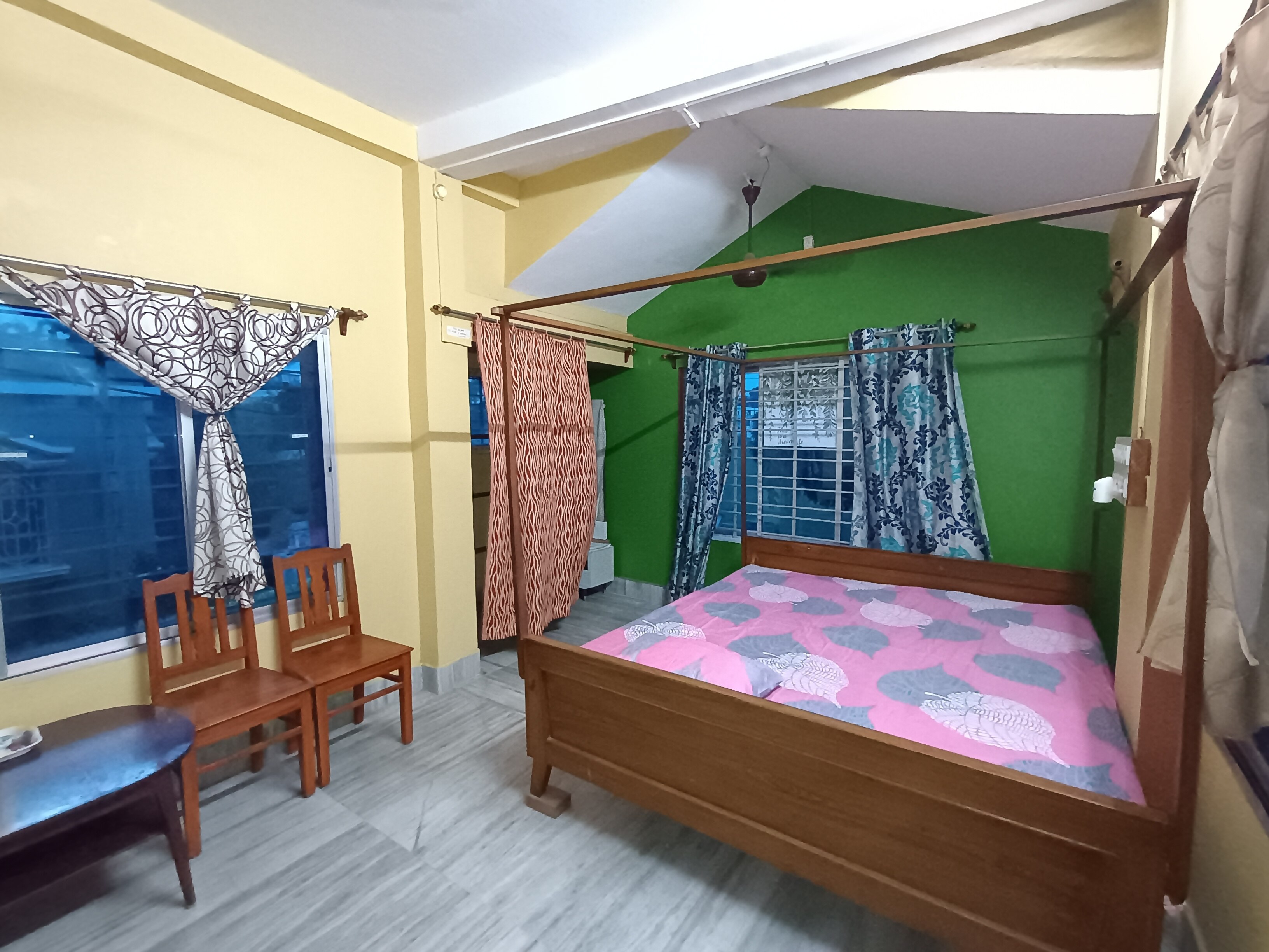 Homestay with exterior bathroom - Tap to explore photos