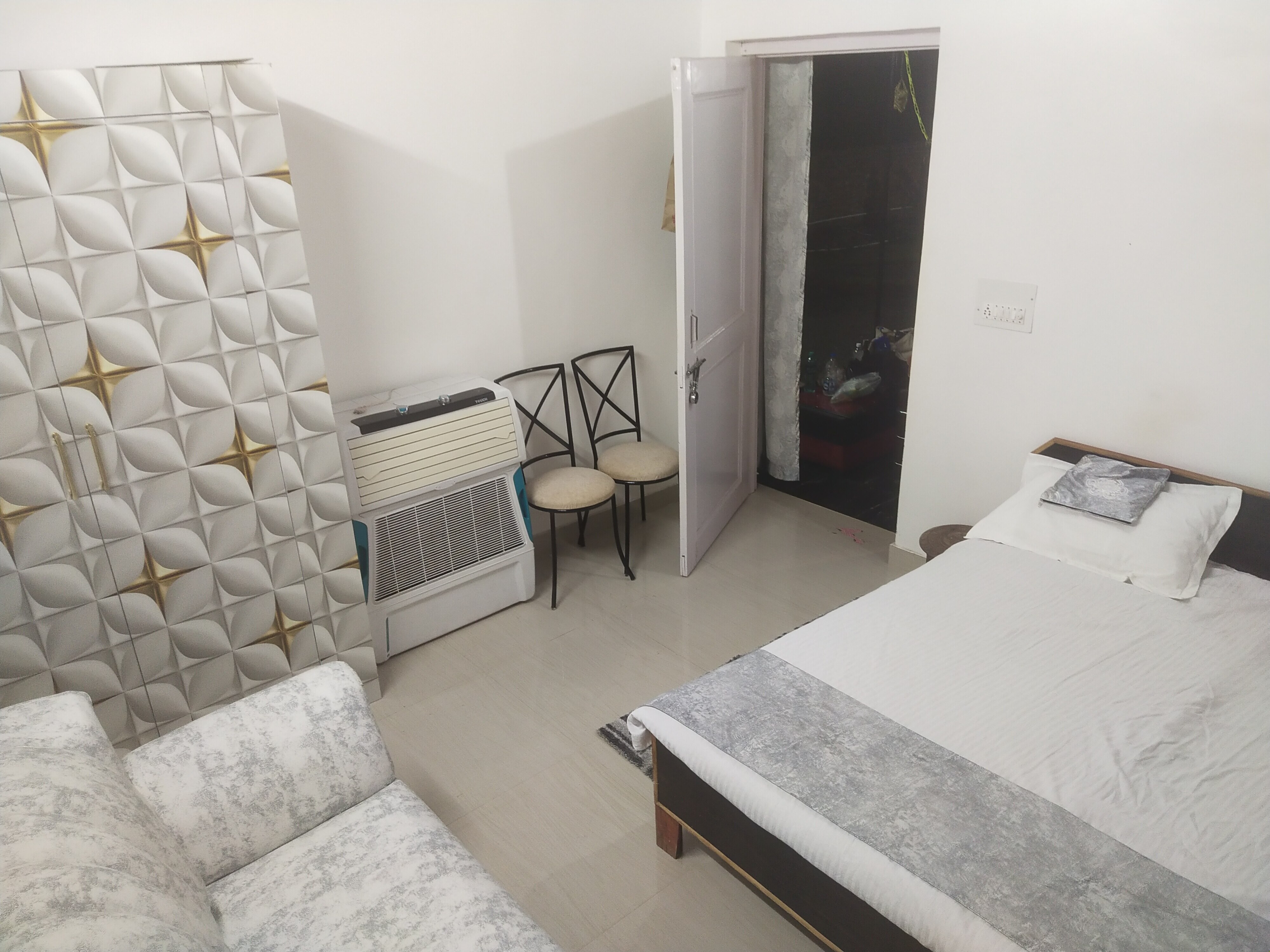 Club 99 Homestay - Tap to explore photos
