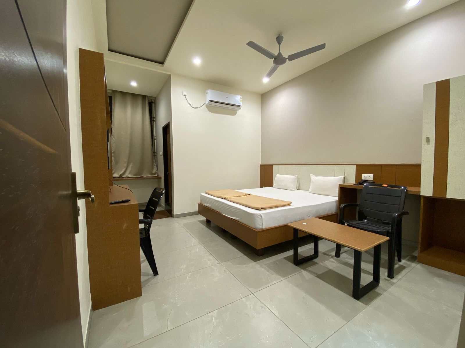 Hotel Shri Shrinivas Residency - Tap to explore photos