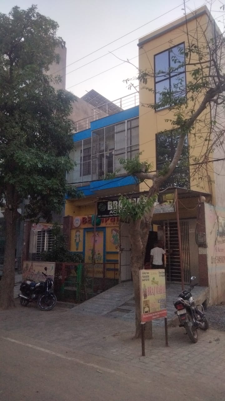 Shriji Rooms - Tap to explore photos