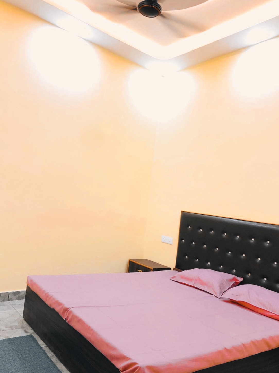 Nigam Guest House Ground floor 300m Ram mandir - Tap to explore photos
